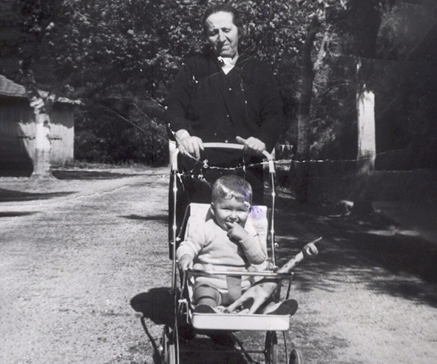 Feijóo, de bebé, en una fotografía con su abuela.