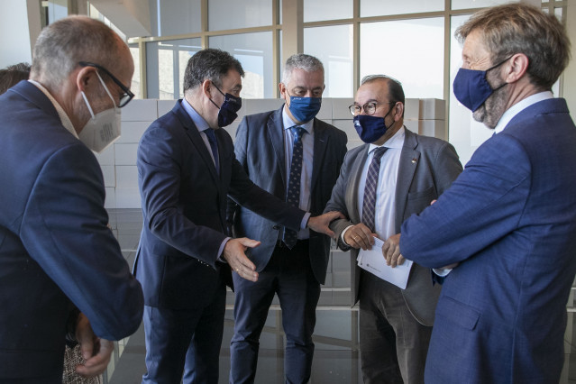 Román Rodríguez y el rector de la Universidade de Santiago de Compostela, Antonio López, presentan el acuerdo para impulsar el Proxecto Nós