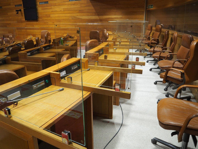 Archivo - Mamparas del Parlamento de Galicia situadas para separar los escaños de los diputados en el hemiciclo gallego en la XI Legislatura