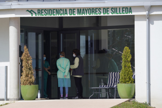Archivo - Dos mujeres, frente a la entrada de la residencia de mayores Coviastec, en Silleda, Pontevedra, Galicia (España), a 22 de marzo de 2021. El brote de coronavirus vinculado a este geriátrico alcanzó ayer los 46 usuarios infectados tras detectarse