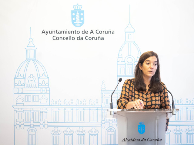 La alcaldesa de A Coruña, Inés Rey, informa de la conexión con Vueling