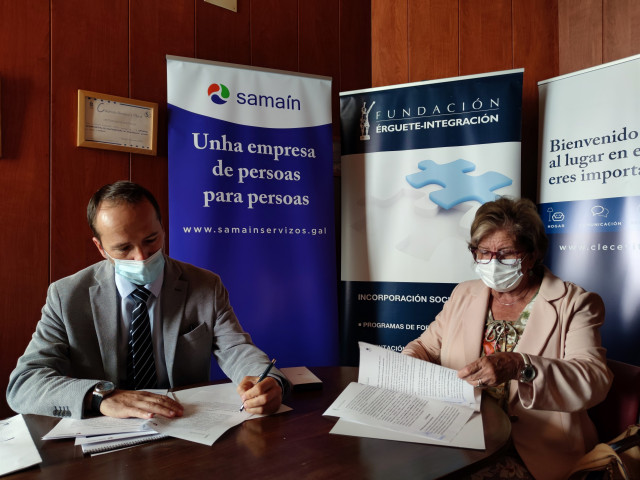 El delegado de Clece en Galicia, Alberto Domínguez, y la presidenta de la Fundación Érguete-Integración, Carmen Avendaño, firman un convenio de colaboración para impulsar la inserción socio-laboral de personas vulnerables.
