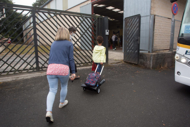 Archivo - Una madre acompaña a su hijo a las puertas de un colegio en Galicia.