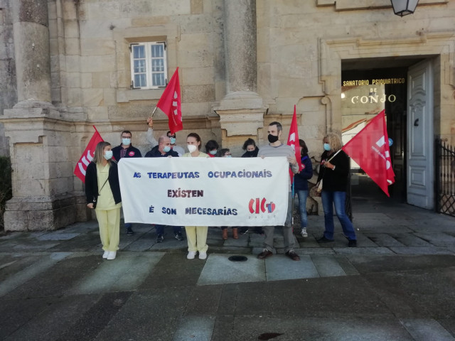 Terapeutas ocupacionales se manifiestan en Santiago de Compostela por 
