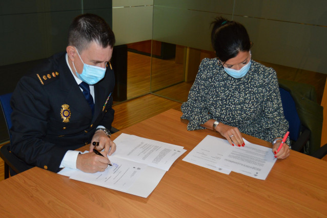 La alcaldesa de Mos, Nidia Arévalo, y el comisario jefe de la Comisaría de Vigo firman el convenio de colaboración