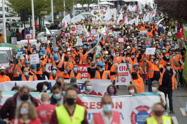 Varios cientos de personas participan en una manifestación por el futuro industrial de A Mariña, a 17 de octubre de 2021, en Viveiro, Lugo (Galicia). Viveiro acoge este domingo una manifestación convocada por los sindicatos CCOO, UGT y CIG para demandar u