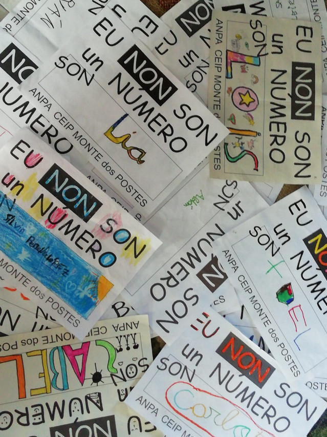 Carteles realizados por menores del Monte dos Postes de Santiago