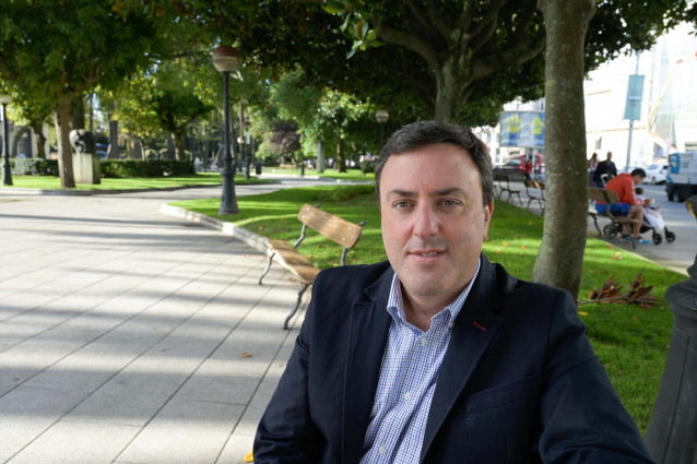 El presidente de la Diputación de A Coruña, Valentín González Formoso, posa a la cámara tras una entrevista con Europa Press, a 21 de octubre de 2021, en A Coruña, Galicia, (España). González es además candidato a las primarias del PSdeG que se celebrarán