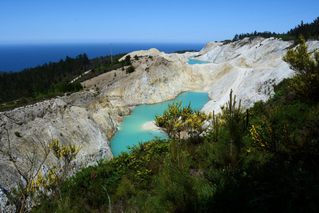 Archivo - Balsas mineras en la zona de explotación de áridos en Monte Neme, entre Carballo y Malpica (A Coruña)