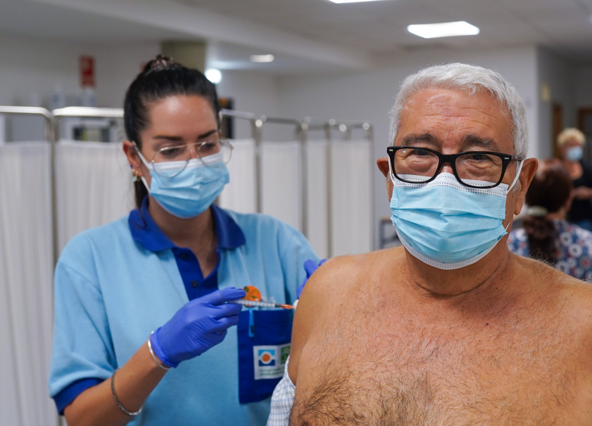 Un señor es vacunado con la tercera dosis Covid y la vacuna de la gripe a 18 de octubre del 2021 en Sevilla (Andalucía).