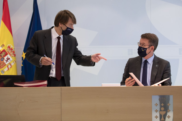 El presidente de la Xunta, Alberto Núñez Feijóo, y el conselleiro de Facenda e Administración Pública, Miguel Corgos, en la reunión del Consello del 29 de octubre de 2021.