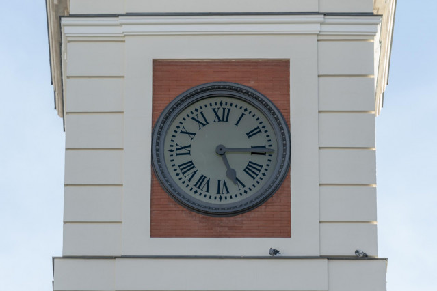 El reloj de la Puerta del Sol, marca las cinco y cuarto horas (17:15), a 25 de octubre de 2021, en Madrid, (España). El próximo domingo 31 de octubre se retrasará el reloj una hora para adaptarse al horario de invierno. En concreto, a las 3.00 horas, hora