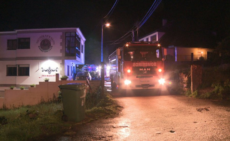Las llamas arrasan dos coches, una moto y dos camiones frigoríficos en un incendio en un garaje de O Grove​