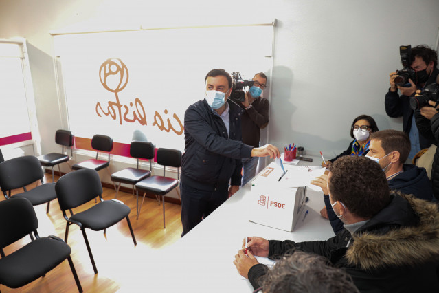 Valentín González Formoso vota en el proceso de primarias en el que es candidato.