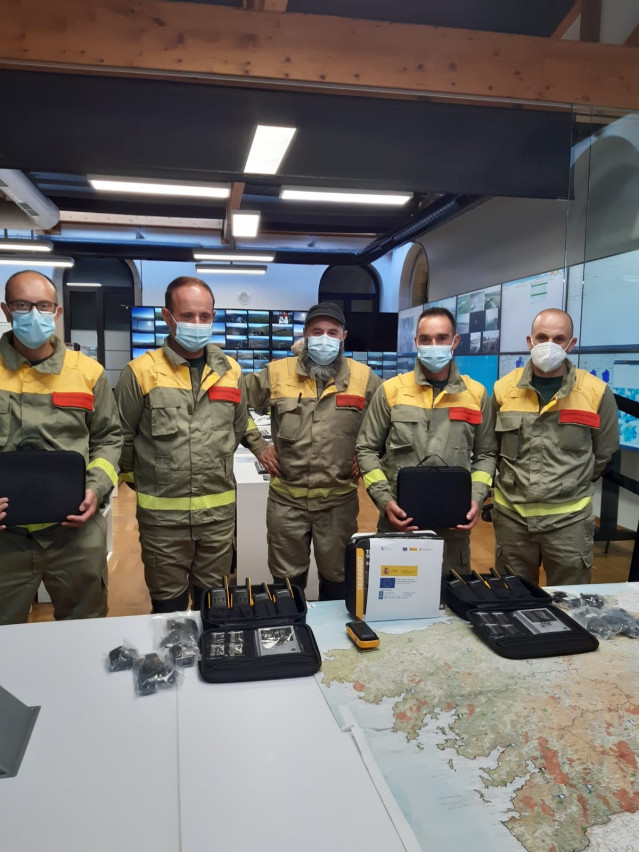 Entrega de los nuevos intercomunicadores a las brigadas forestales contra incendios.