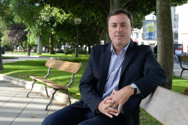 El presidente de la Diputación de A Coruña, Valentín González Formoso, posa a la cámara tras una entrevista con Europa Press, a 21 de octubre de 2021, en A Coruña, Galicia, (España). González es además candidato a las primarias del PSdeG que se celebrarán