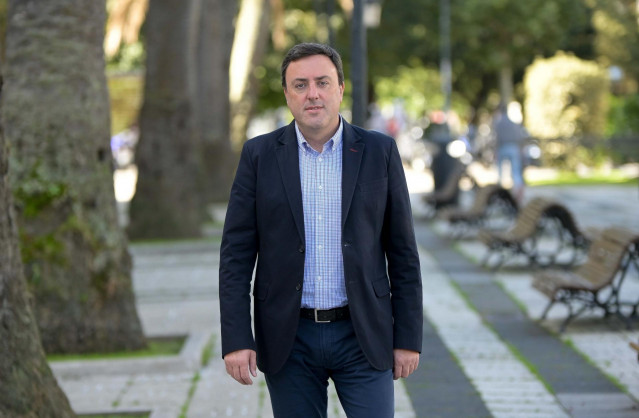El presidente de la Diputación de A Coruña, Valentín González Formoso, posa a la cámara tras una entrevista con Europa Press, a 21 de octubre de 2021, en A Coruña, Galicia, (España). González es además candidato a las primarias del PSdeG que se celebrarán