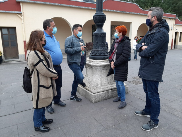 El teniente de alcaldesa de Lugo, Rubén Arroxo, visita el cementerio municipal.