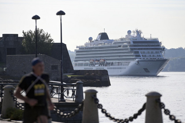 Archivo - Un crucero llega al muelle de Trasatlánticos de A Coruña.