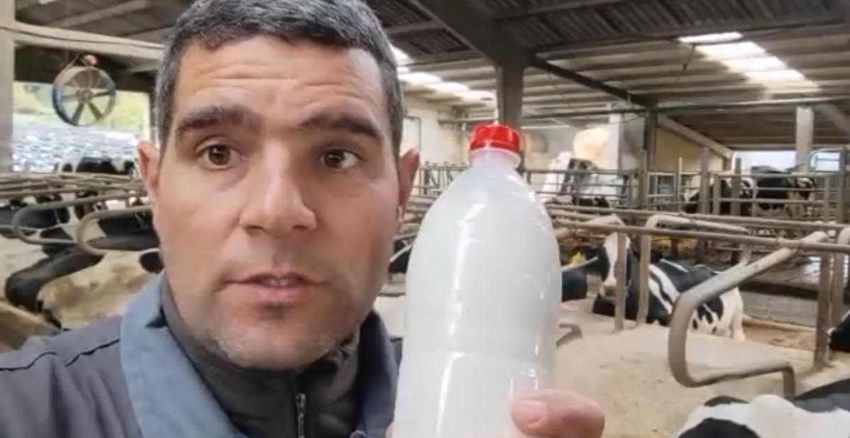 Roberto Lu00f3pez de Agromuralla en su granja de vacas de leche en Lugo