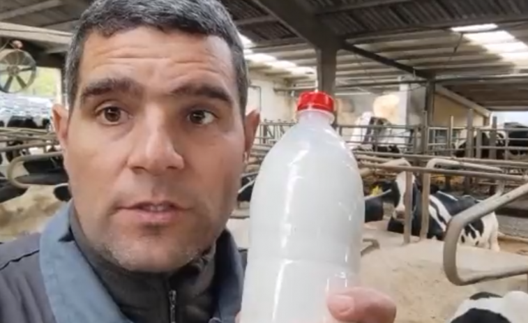 Pagamos por Coca Cola un 50% más que por la leche. El vídeo viral del ganadero gallego que denuncia que van hacia la ruina