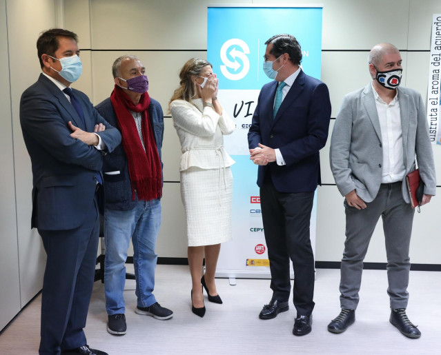 Archivo - (I-D) El presidente de CEOE, Antonio Garamendi; el líder de UGT, Pepe Álvarez; la ministra de Trabajo, Yolanda Díaz; el presidente de Cepyme, Gerardo Cuevas; y el líder de CCOO, Unai Sordo, conversan durante el acto de firma del VI Acuerdo de So