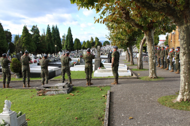Personal de la Brilat visitan los cementerios de Oviedo, Gijón, Pontevedra y Vigo para rendir homenaje a los soldados .