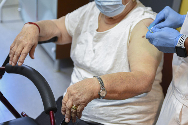 Una mujer recibe una dosis de la vacuna contra la gripe. Foto de archivo.