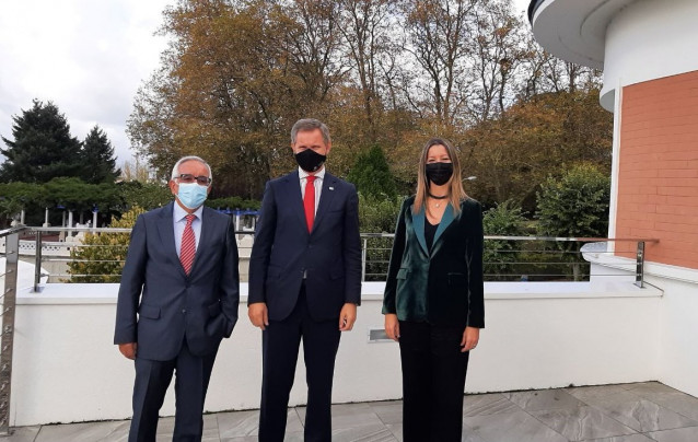 El delegado del Gobierno visita el restaurado edifico del antiguo Sanatorio Portela, en la que ha estado acompañado por la alcaldesa, Lara Méndez, y el director provincial del propio INE, José Manuel Colmeiro