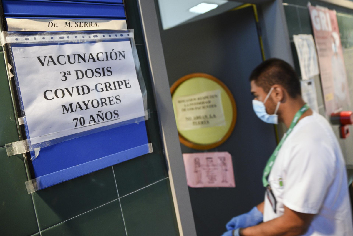 Un enfermero entra en una sala donde se administran vacunas contra la gripe y terceras dosis de la vacuna contra el Covid-19, en el Centro de Salud Plaza Segovia, a 27 de octubre de 2021, en Valencia,
