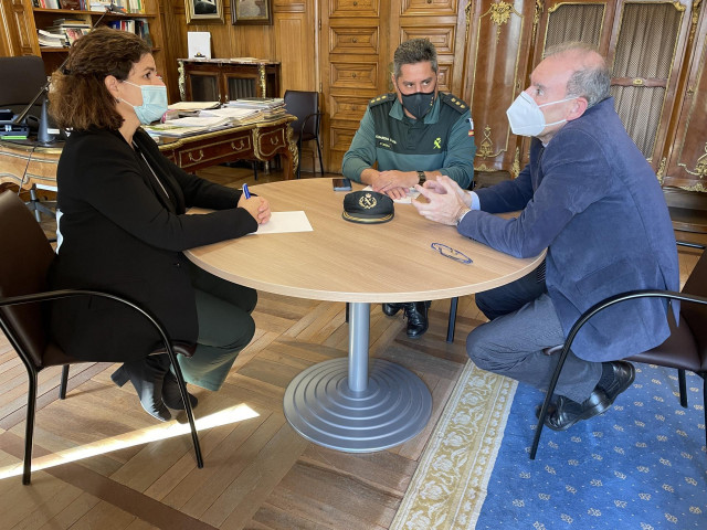 La subdelegada del Gobierno en A Coruña, María Rivas; el alcalde de Miño, Manuel Vázquez, y el coronel de la Guardia Civil Francisco Javier Jambrina, en una reunión sobre el robo de cable