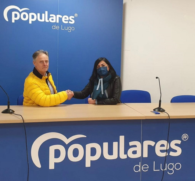La presidenta del PP de Lugo, Elena Candia, con el ya expresidente de Foro Lugo Independiente, Ildefonso Saavedra, que se integra en filas populares.