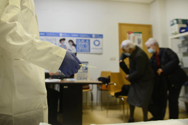 Un enfermero prepara una vacuna contra la gripe para administrarsela a varios ancianos, a 25 de octubre de 2021, en Ourense, Galicia, (España). El Servizo Galego de Saúde (Sergas) amplia desde este lunes la vacunación antigripal a personas de 65 o más año