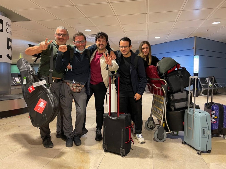 Baiuca y su equipo, felices de vuelta en Galicia tras escapar del golpe de Estado en Sudán