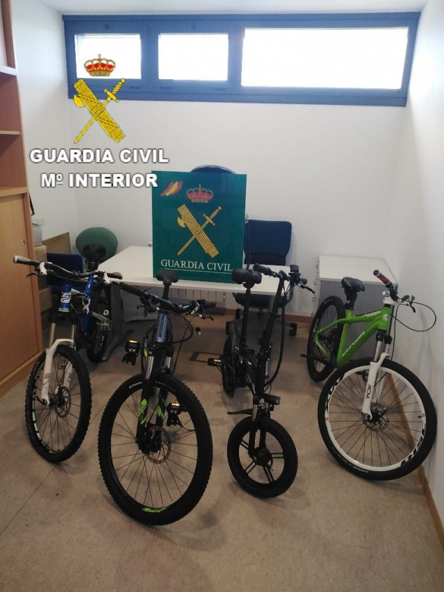 Detenidos dos vecinos de A Coruña acusados de 24 robos de bicicletas registrados en Oleiros
