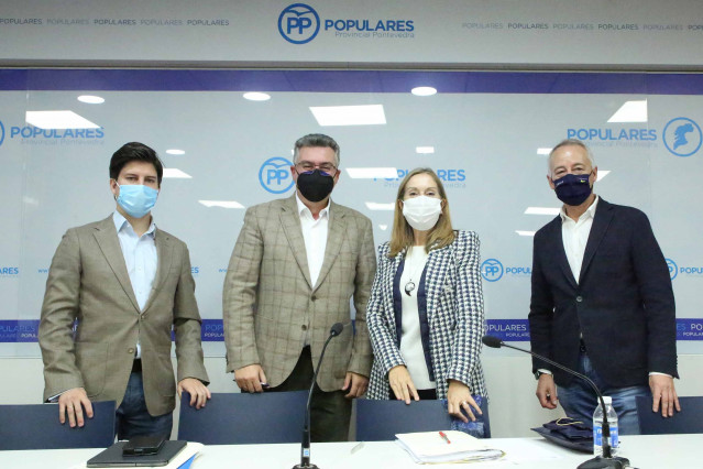 La vicepresidenta segunda del Congreso y vicesecretaria de Política Social del PP, Ana Pastor, junto a los diputados populares Diego Gago, Javier Bas y Juan Constenla.