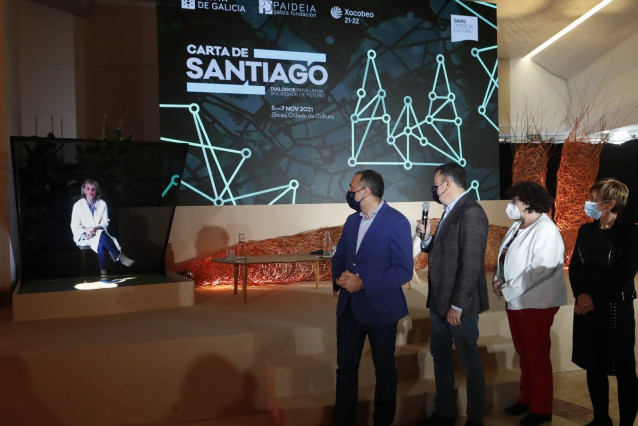Los conselleiros de Cultura y Sanidade, Román Rodríguez y Julio García Comesaña, asisten a la clausura del foro Carta de Santiago