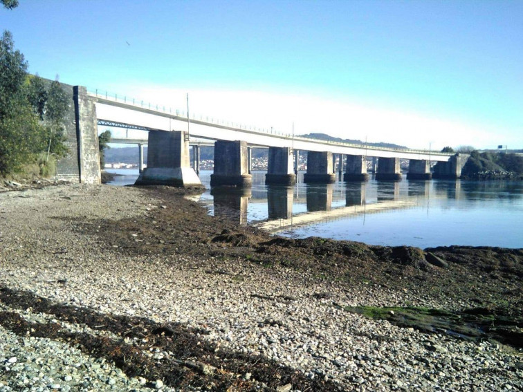 Un pescador muere arrollado por el tren Alvia a la altura del puente entre Nada y Narón en la Ría de Ferrol