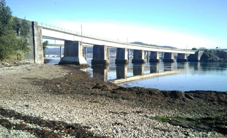 Un pescador muere arrollado por el tren Alvia a la altura del puente entre Nada y Narón en la Ría de Ferrol