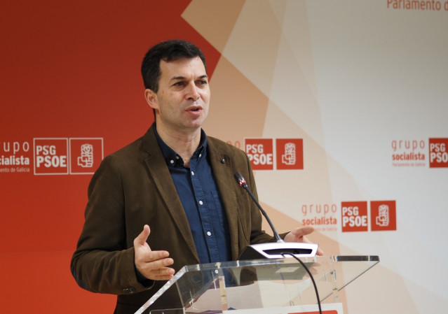 El portavoz parlamentario del PSdeG, Gonzalo Caballero, en la rueda de prensa de este lunes en la Cámara gallega