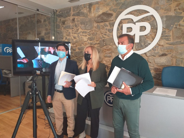 Los senadores del PP Elena Muñoz y Javier Guerra, junto al diputado Diego Gago en la sede del PP de Vigo.