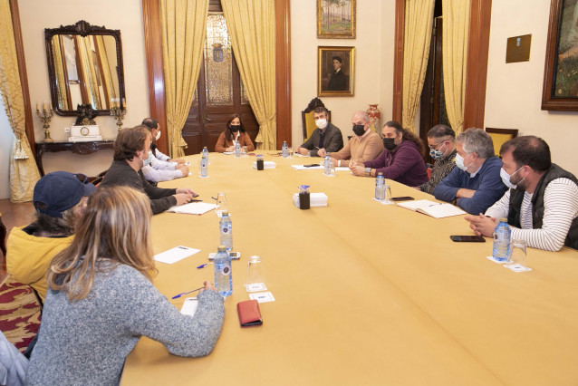 La alcaldesa de A Coruña, Inés Rey, se reúne con el sector hostelero de la ciudad