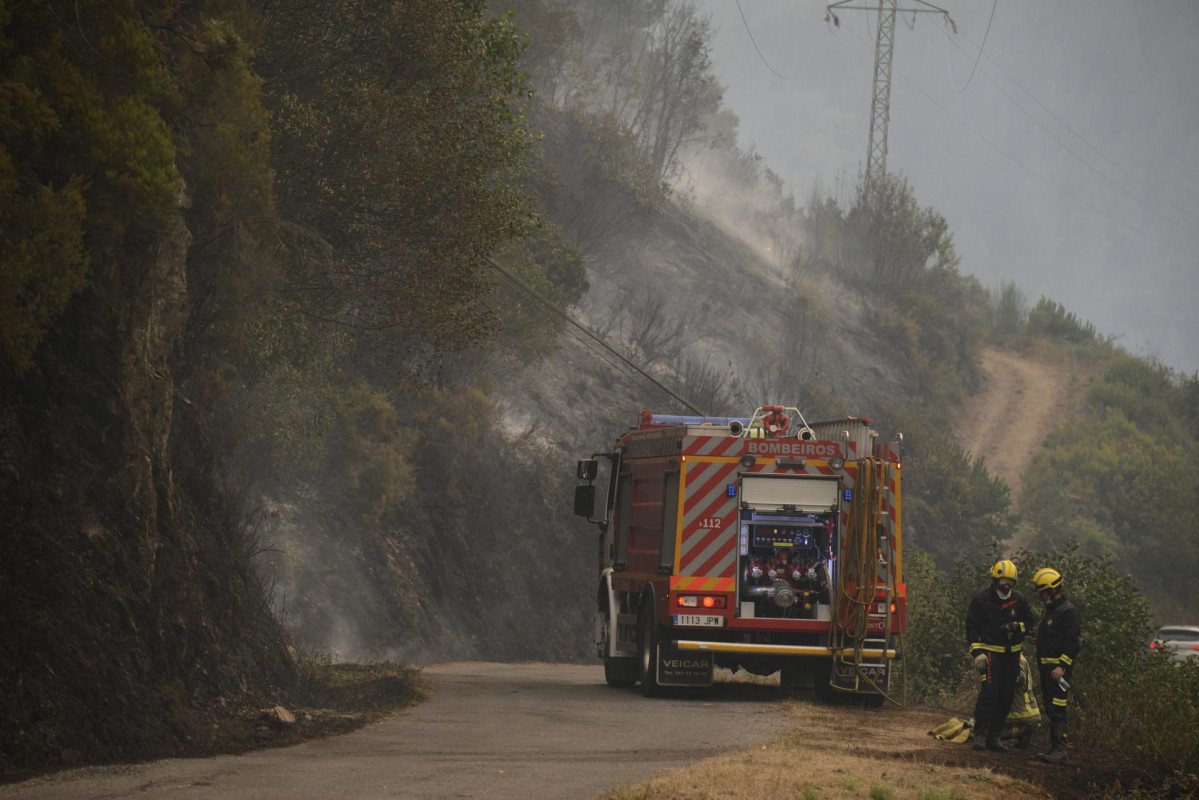 Archivo - Un camión de bomberos trata de sofocar los Incendios de un fuego en el municipio de Quiroga (Margaride), en la provincia de Lugo a 6 de septiembre de 2021, en Galicia (España). Este nuevo 
