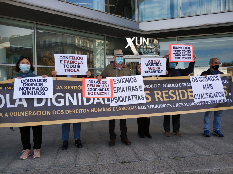 (VÍDEO) Trabajadoras de residencias cantan su versión de 'Resistiré' ante la Xunta por la precariedad que sufren