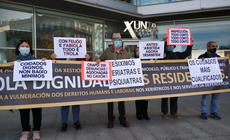 (VÍDEO) Trabajadoras de residencias cantan su versión de 'Resistiré' ante la Xunta por la precariedad que sufren
