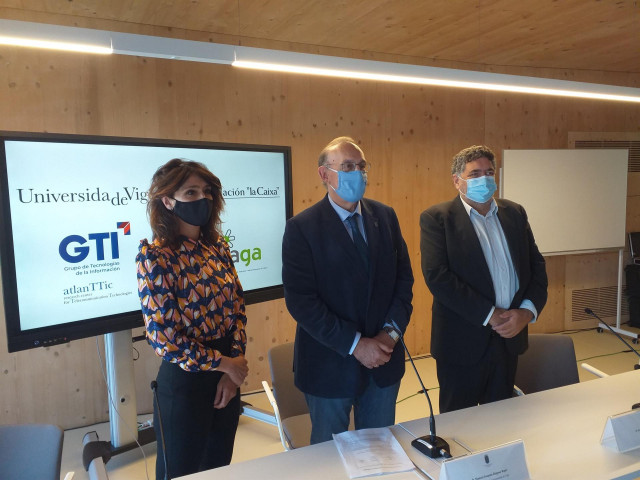 La gestora territorial de la Fundación La Caixa, Susan Santos; el rector de la UVigo, Manuel Reigosa; y el presidente de Afaga, Juan Carlos Rodríguez, en la presentación del proyecto 'En Compañía'.