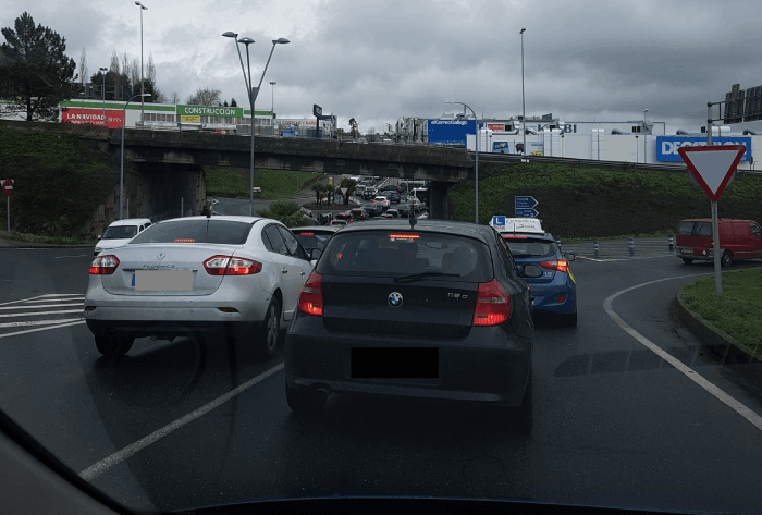 Atascos de tráfico en los polígonos de Santiago en vísperas de la campaña navideña debido a obras