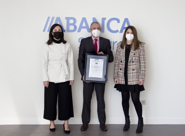 La sede de Abanca Seguros en A Coruña recibe el certificado de Residuo Cero de Aenor