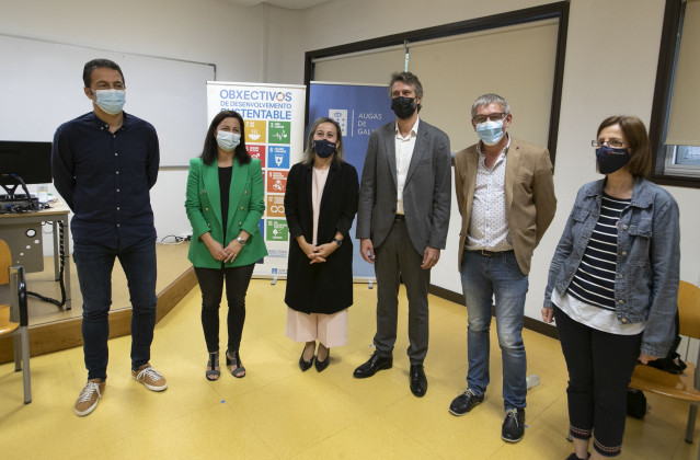 Archivo - La conselleira de Infraestruturas e Mobilidade, Ethel Vázquez, y el presidente de la Fegamp, Alberto Varela, en el encuentro de trabajo sobre la ley del ciclo del agua