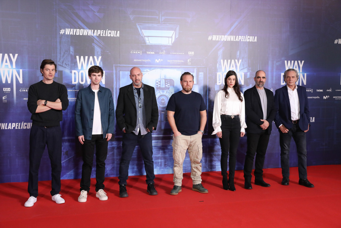 El actor Sam Riley; el actor británico Freddie Highmore; el director de cine Jaume Balagueró; el actor alemán Axel Stein; la actriz Àstrid Bergès-Frisbey; el actor Luis Tosar y el actor José Coronado posan durante el photocall de la película 'Way Down'